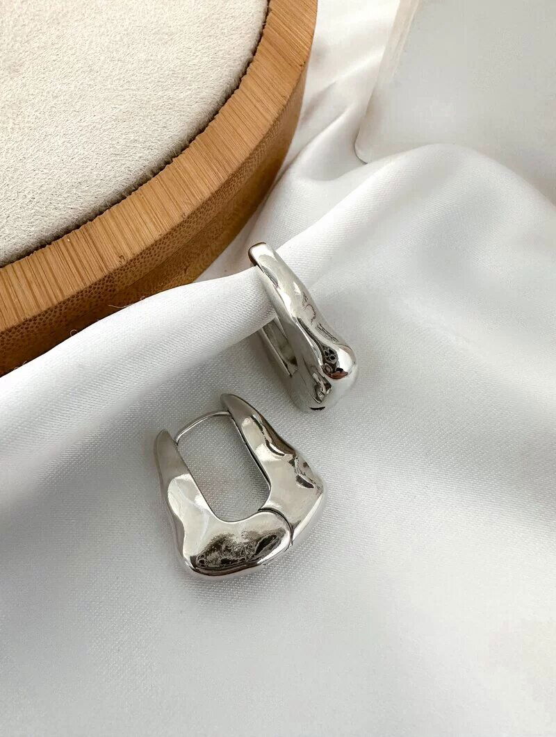 Brinco Folheado a Ouro 18k e Prata Argola Triangular Martelada Lisa