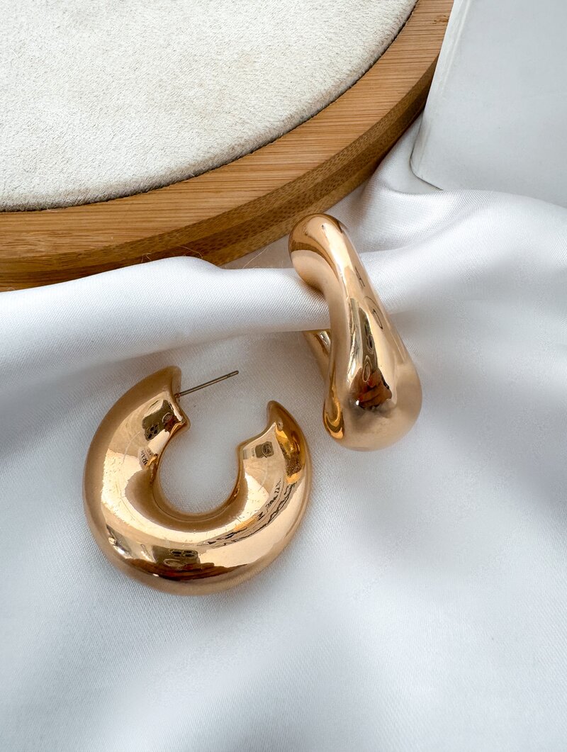 Brinco Folheado a Prata Argola Tubo com Detalhe Martelado