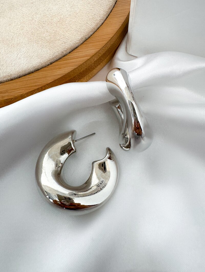 Brinco Folheado a Prata Argola Tubo com Detalhe Martelado