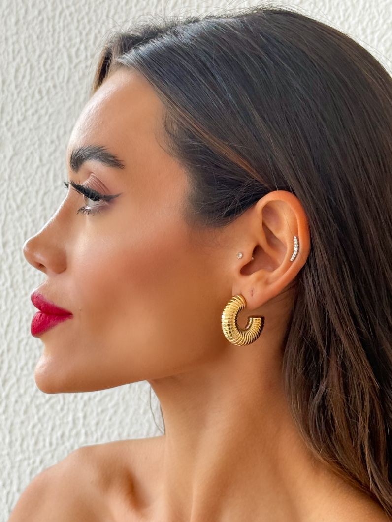 Brinco Folheado a Ouro 18k e Prata Argola Tubo Detalhado