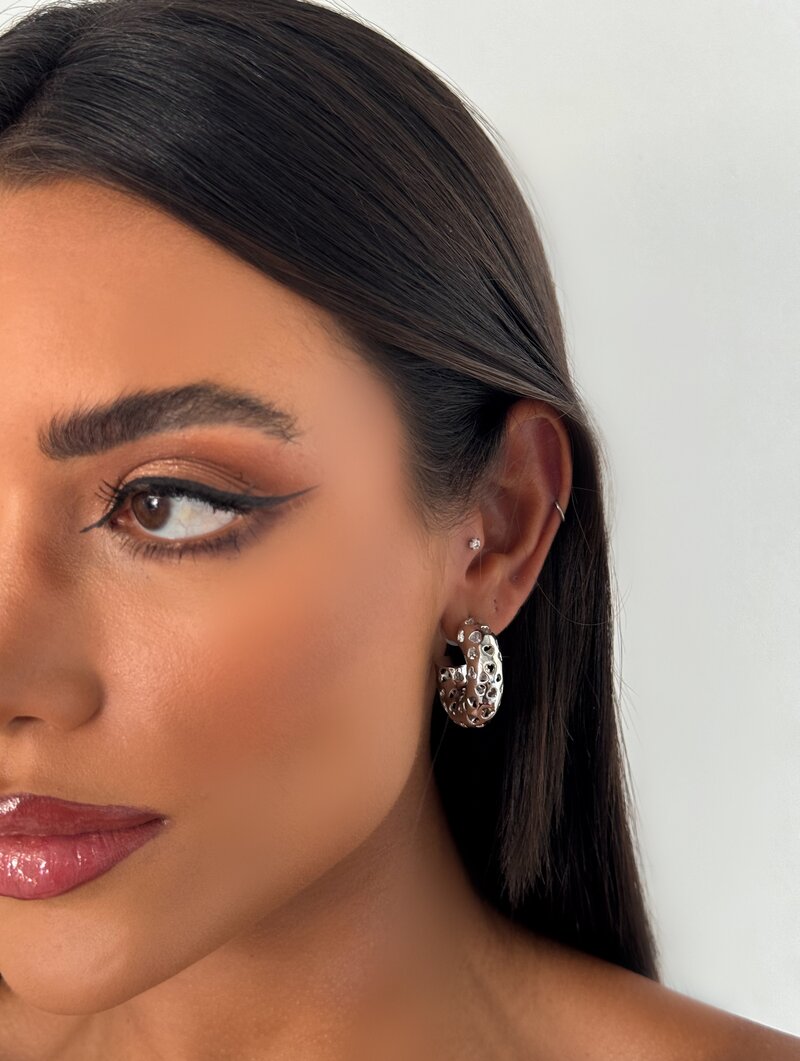 Brinco Folheado a Ouro 18k e Prata Argola Vazada Formato Corações