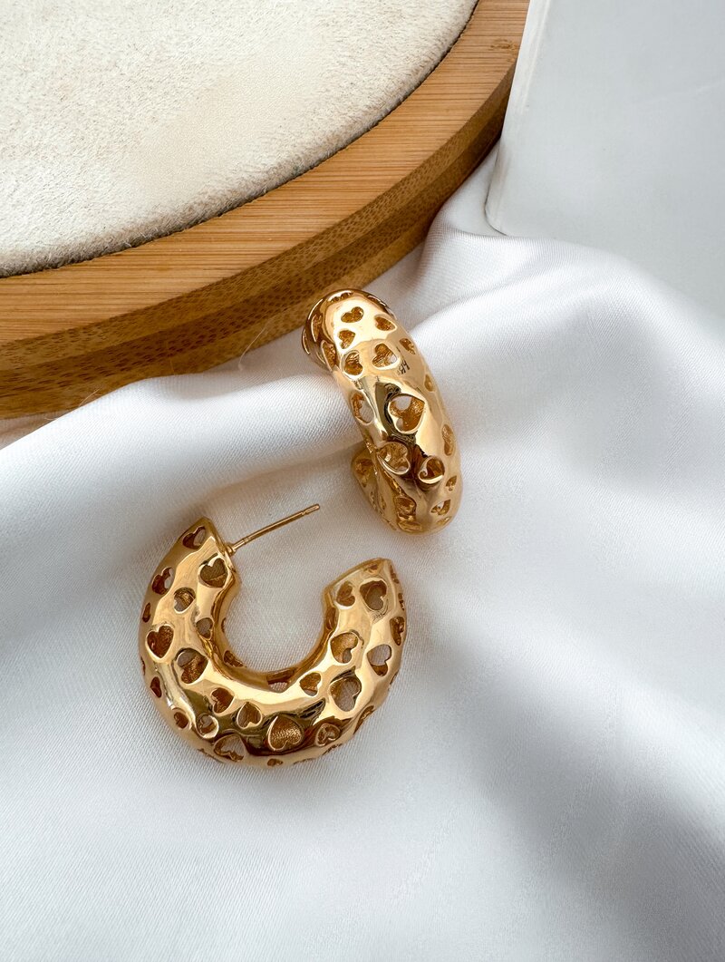 Brinco Folheado a Ouro 18k e Prata Argola Vazada Formato Corações