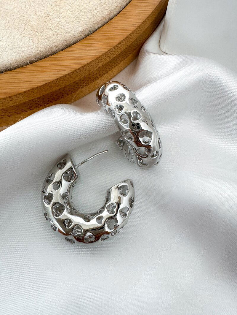 Brinco Folheado a Ouro 18k e Prata Argola Vazada Formato Corações