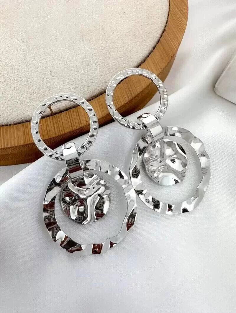 Brinco Folheado a Ouro 18k e Prata Argolas Marteladas com Botton