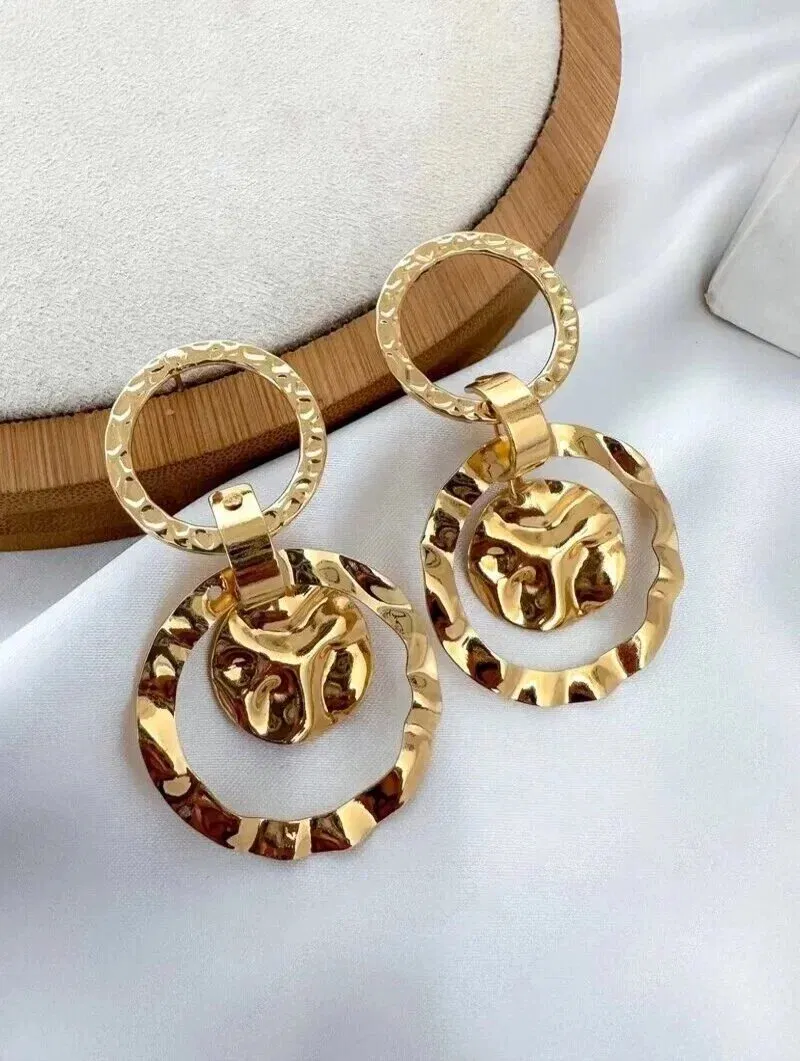 Brinco Folheado a Ouro 18k e Prata Argolas Marteladas com Botton