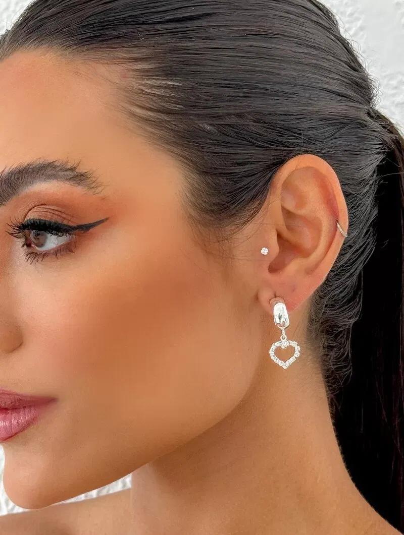 Brinco Folheado a Ouro 18k e Prata Argolinha com Coração Cravejado