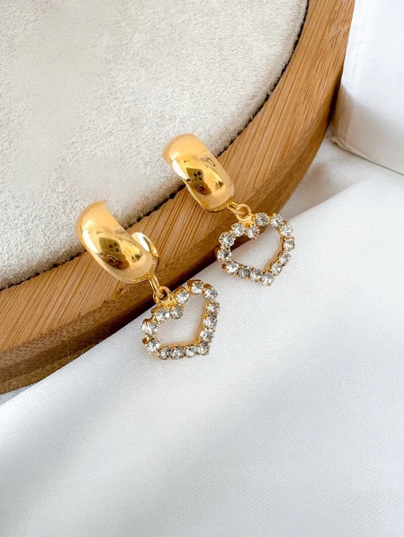 Brinco Folheado a Ouro 18k e Prata Argolinha com Coração Cravejado