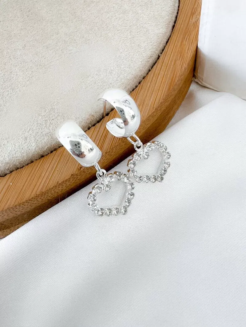 Brinco Folheado a Ouro 18k e Prata Argolinha com Coração Cravejado