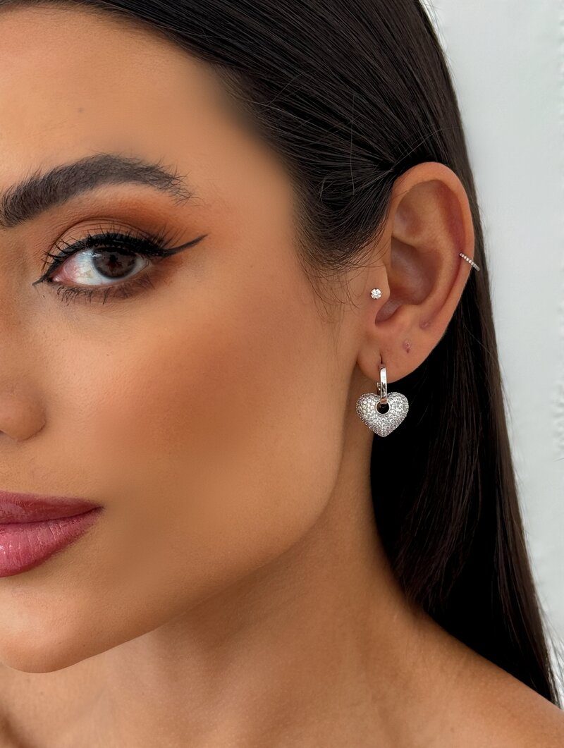 Brinco Folheado a Ouro 18k e Prata Argolinha com Coração Cravejado