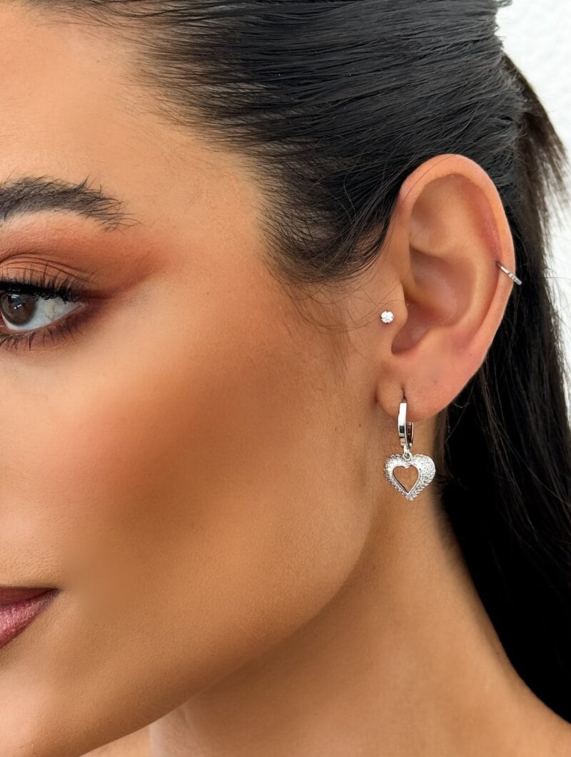 Brinco Folheado a Ouro 18k e Prata Argolinha com Coração Cravejado Vazado
