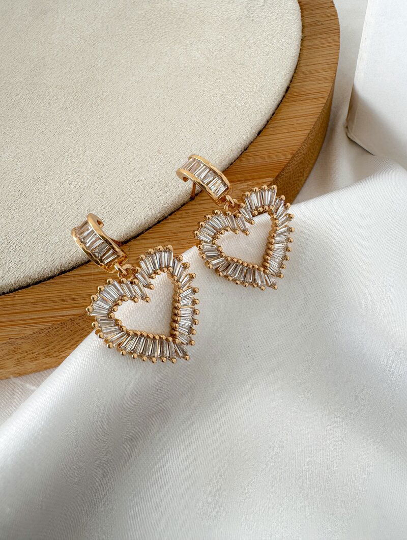 Brinco Folheado a Ouro 18k e Prata Argolinha com Coração de Navetes Cristais