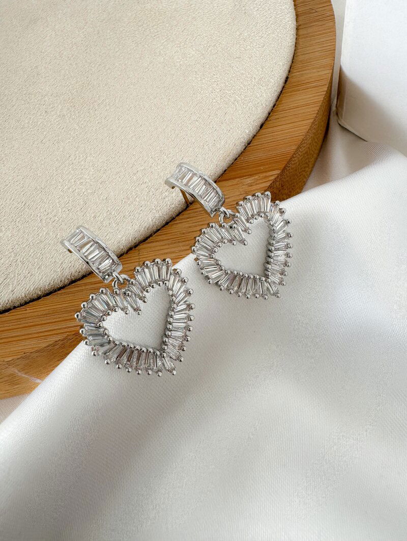 Brinco Folheado a Ouro 18k e Prata Argolinha com Coração de Navetes Cristais