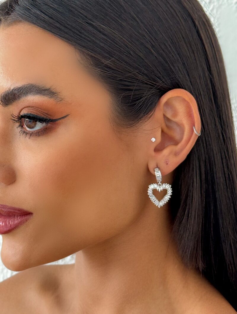 Brinco Folheado a Ouro 18k e Prata Argolinha com Coração de Navetes Cristais