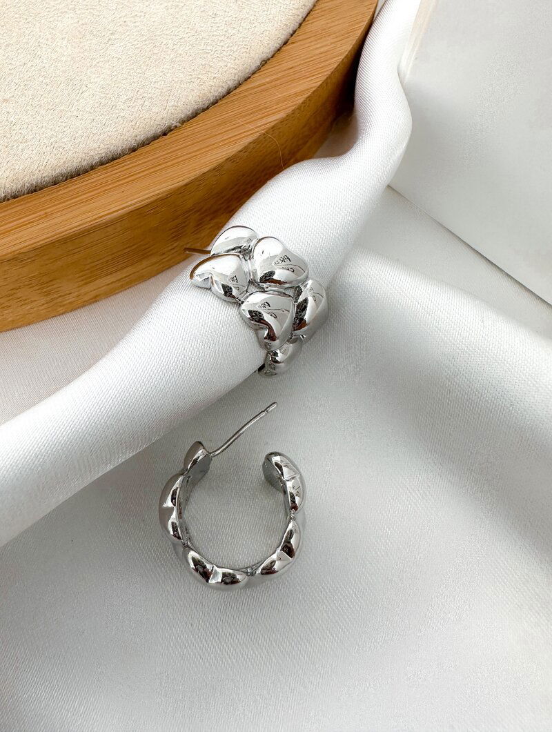 Brinco Folheado a Ouro 18k e Prata Argolinha com Desenhos Corações