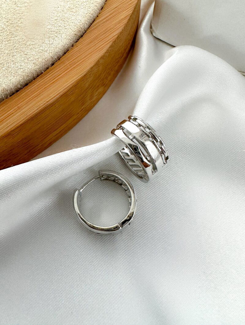 Brinco Folheado a Ouro 18k e Prata Argolinha com Detalhe Vazado