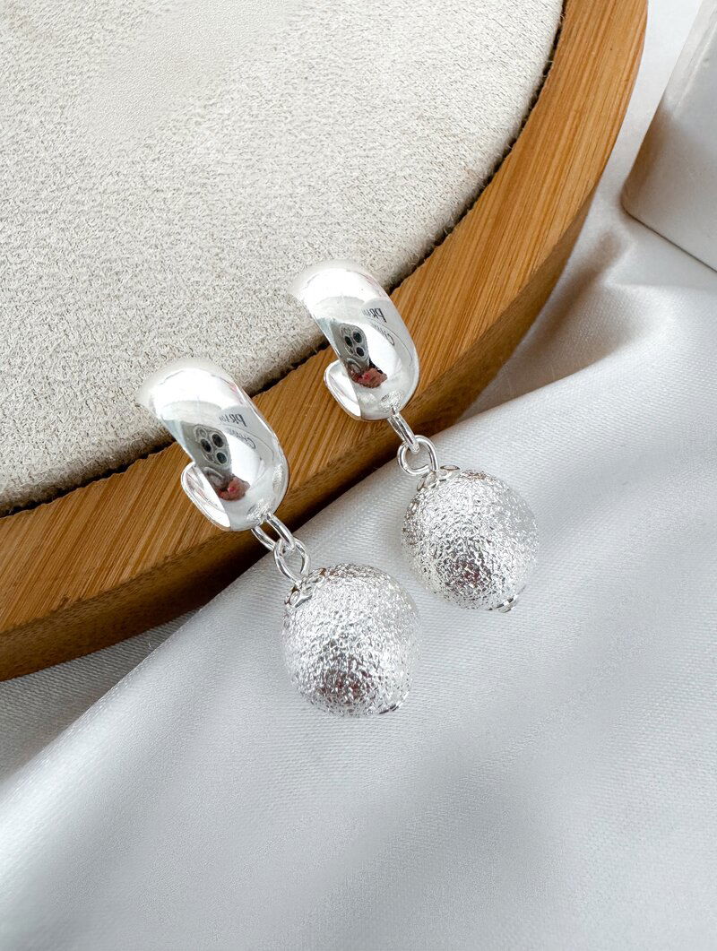 Brinco Folheado a Ouro 18k e Prata Argolinha com Esfera Texturizada