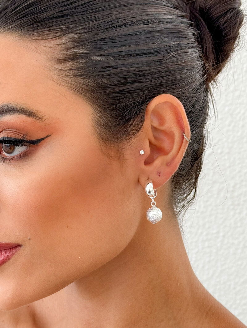 Brinco Folheado a Ouro 18k e Prata Argolinha com Esfera Texturizada