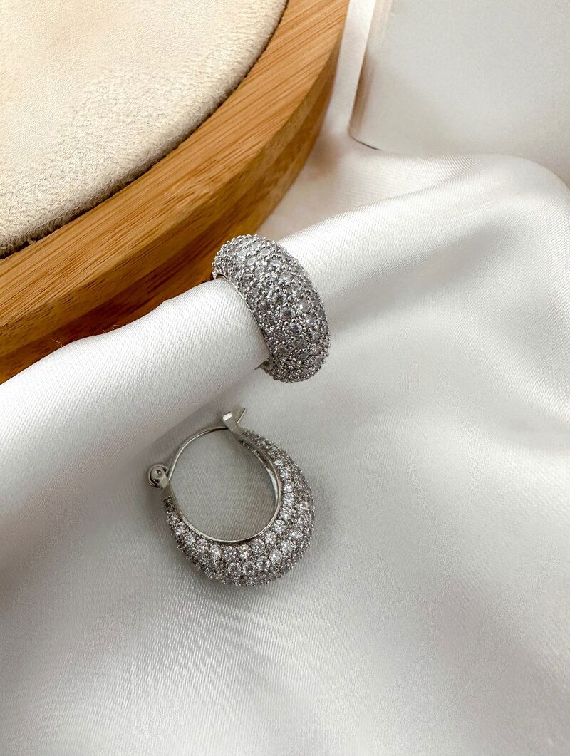 Brinco Folheado a Ouro 18k e Prata Argolinha com Fecho Cravejada