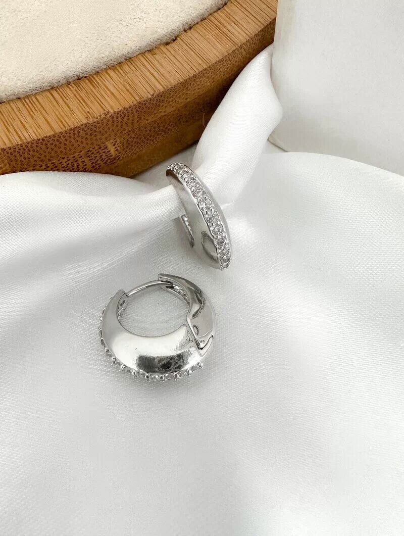 Brinco Folheado a Ouro 18k e Prata Argolinha Com Fecho Detalhe Cravejado