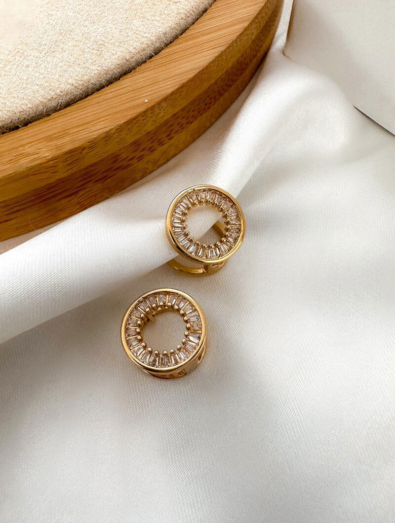 Brinco Folheado a Ouro 18k e Prata Argolinha com Fecho e Zircônias