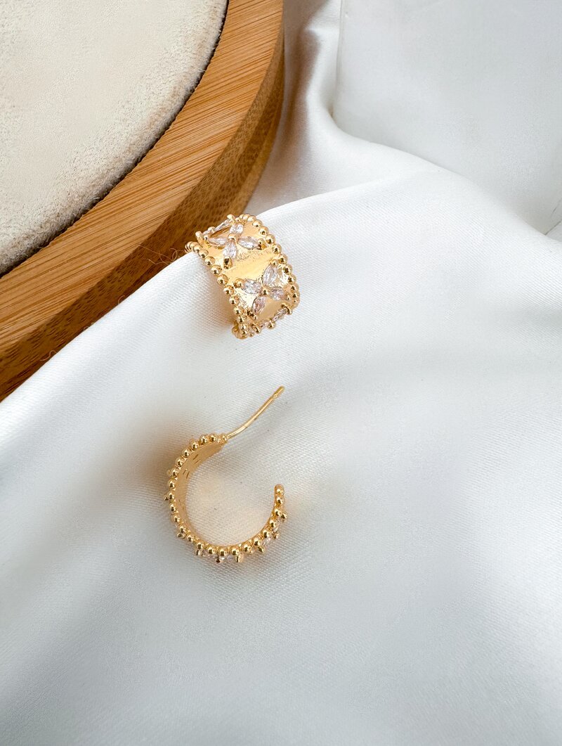 Brinco Folheado a Ouro 18k e Prata Argolinha com Flores