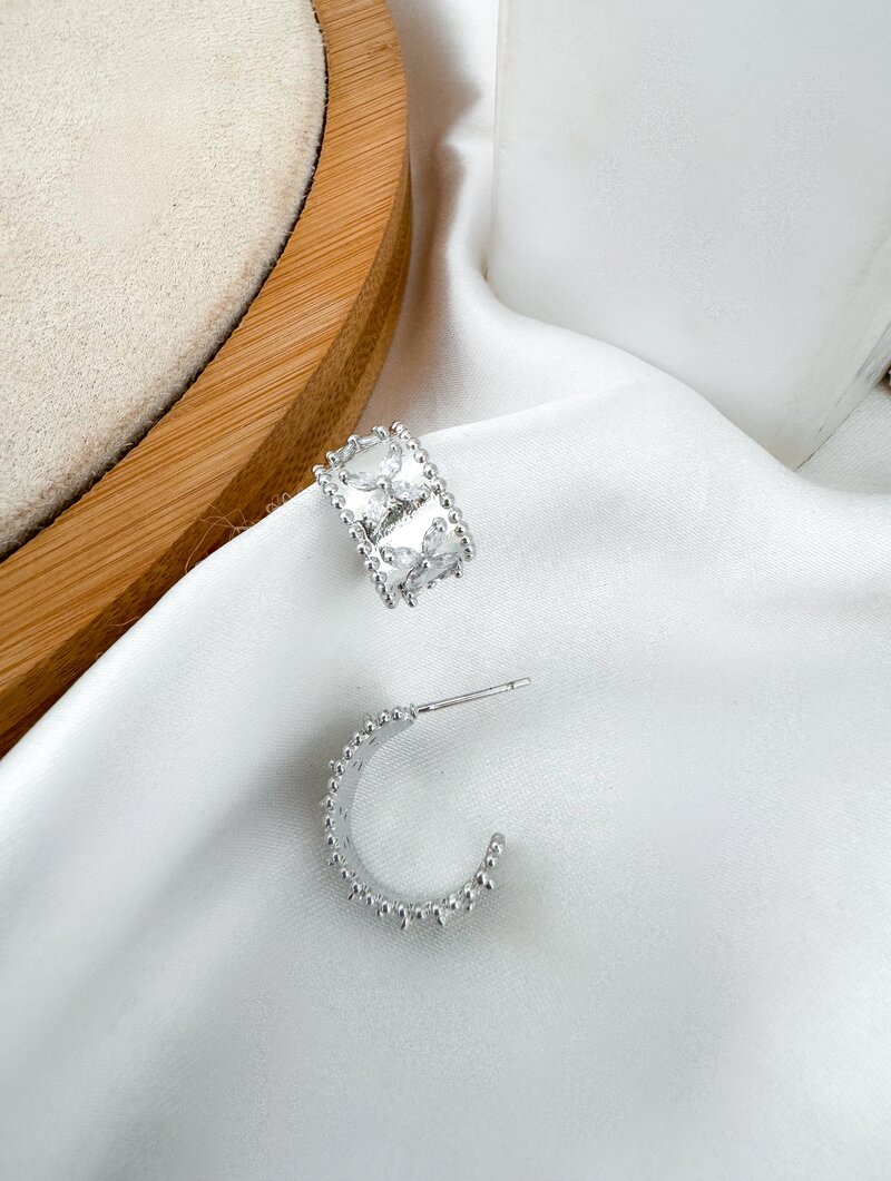 Brinco Folheado a Ouro 18k e Prata Argolinha com Flores