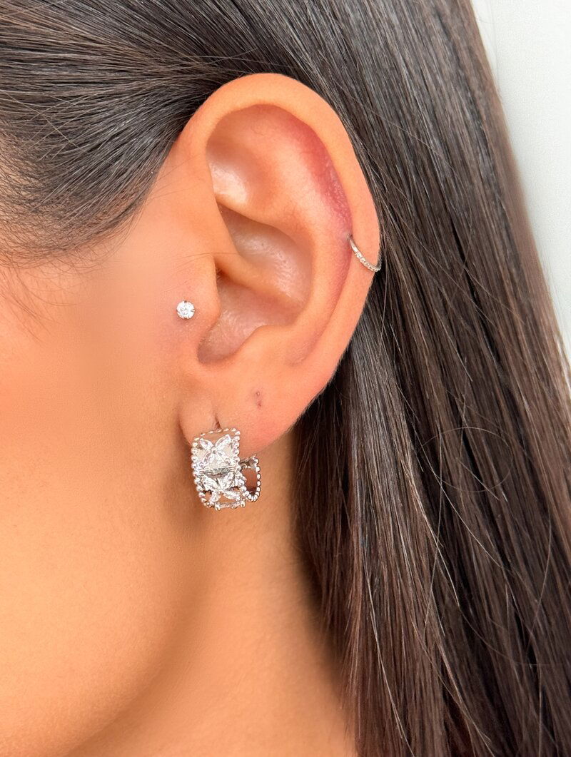 Brinco Folheado a Ouro 18k e Prata Argolinha com Flores