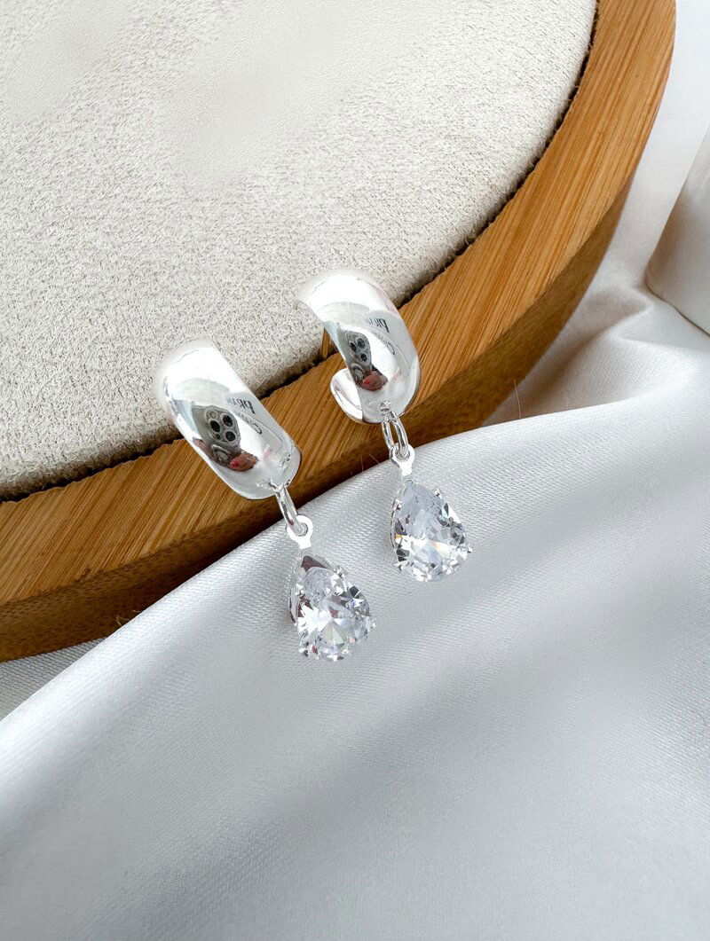 Brinco Folheado a Ouro 18k e Prata Argolinha com Gota de Zircônia