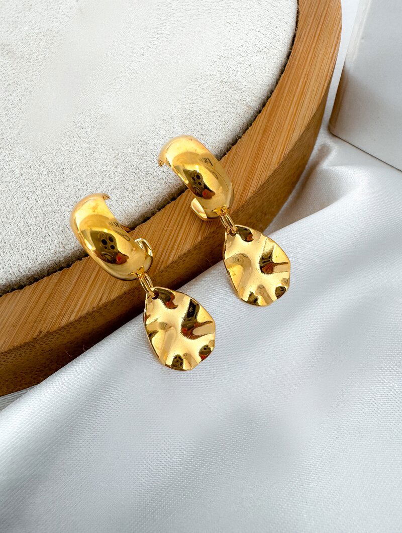 Brinco Folheado a Ouro 18k e Prata Argolinha com Gota Martelada