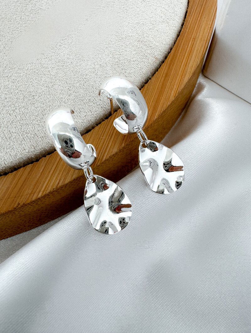 Brinco Folheado a Ouro 18k e Prata Argolinha com Gota Martelada