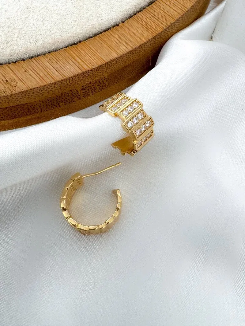 Brinco Folheado a Ouro 18k e Prata Argolinha com Micro Zircônias