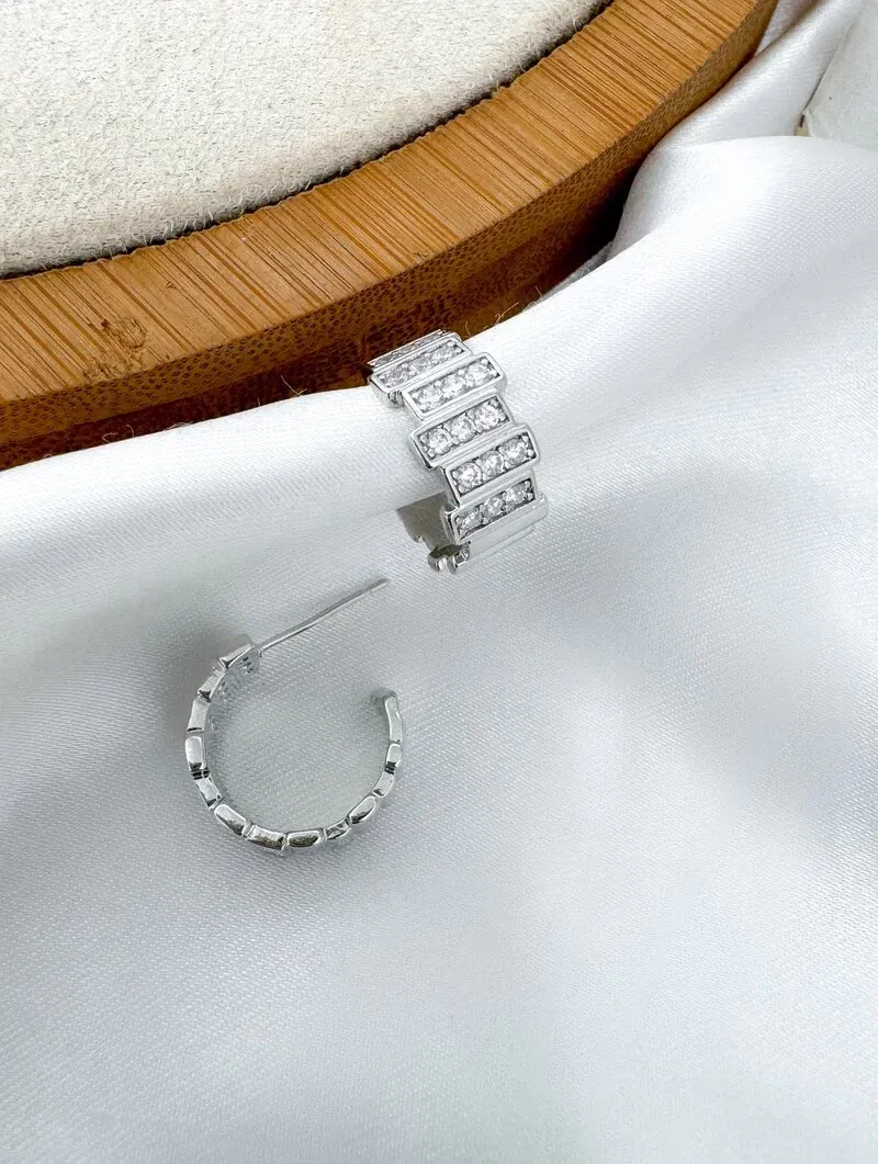 Brinco Folheado a Ouro 18k e Prata Argolinha com Micro Zircônias