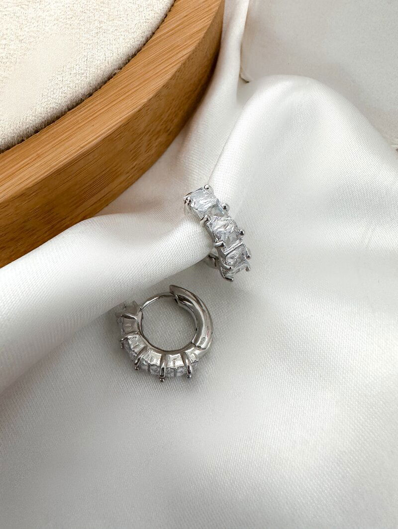 Brinco Folheado a Ouro 18k e Prata Argolinha com Navetes