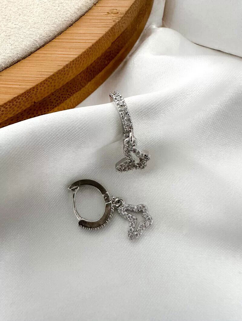 Brinco Folheado a Ouro 18k e Prata Argolinha Cravejada com Borboleta Vazada