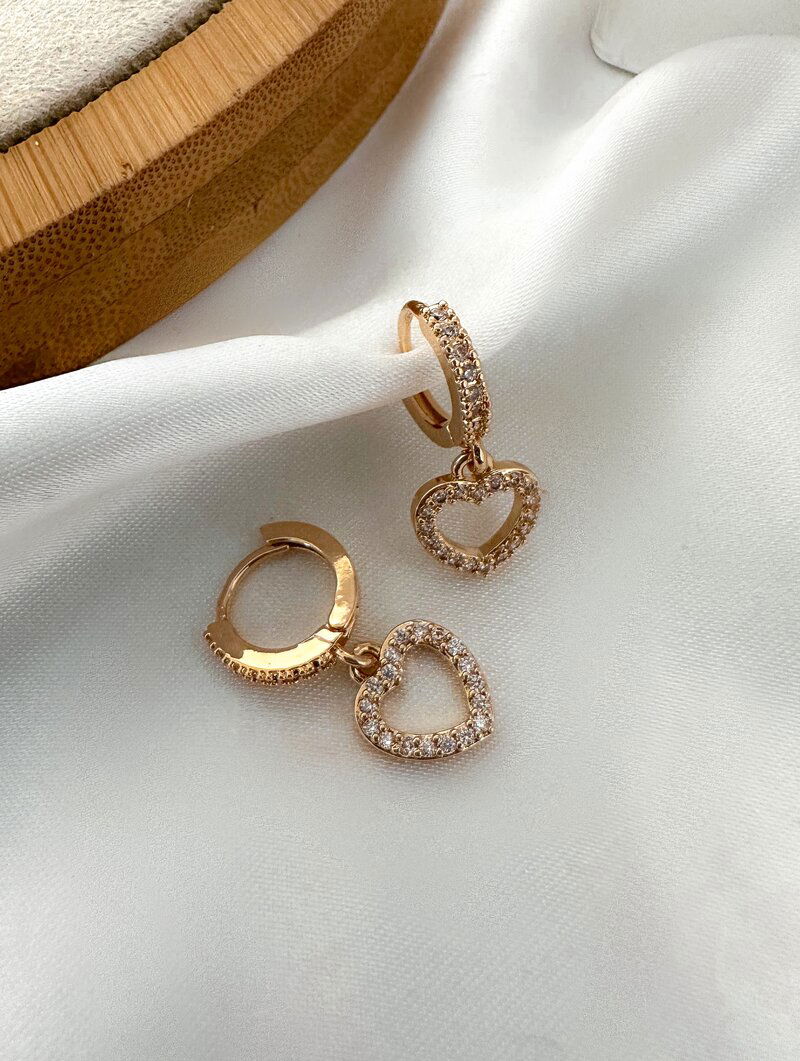 Brinco Folheado a Ouro 18k e Prata Argolinha Cravejada com Coração