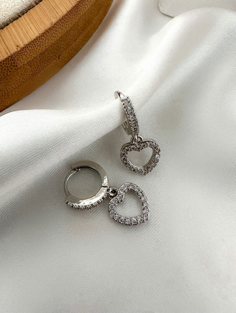 Brinco Folheado a Ouro 18k e Prata Argolinha Cravejada com Coração