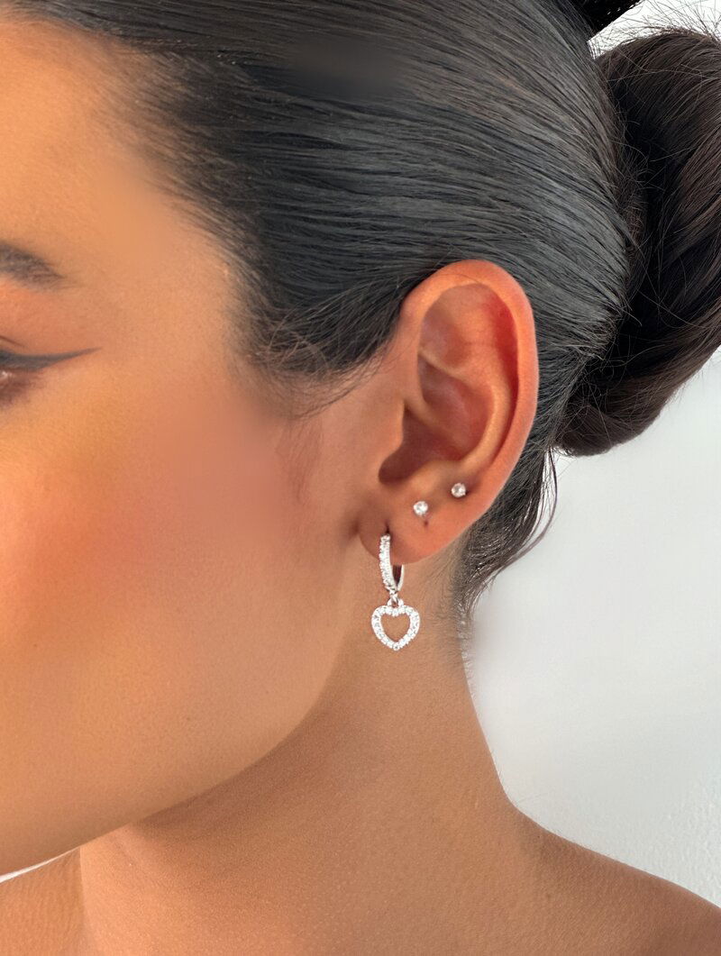 Brinco Folheado a Ouro 18k e Prata Argolinha Cravejada com Coração