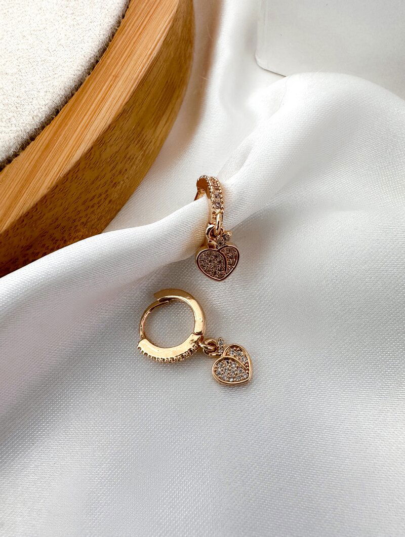 Brinco Folheado a Ouro 18k e Prata Argolinha Cravejada com Coração