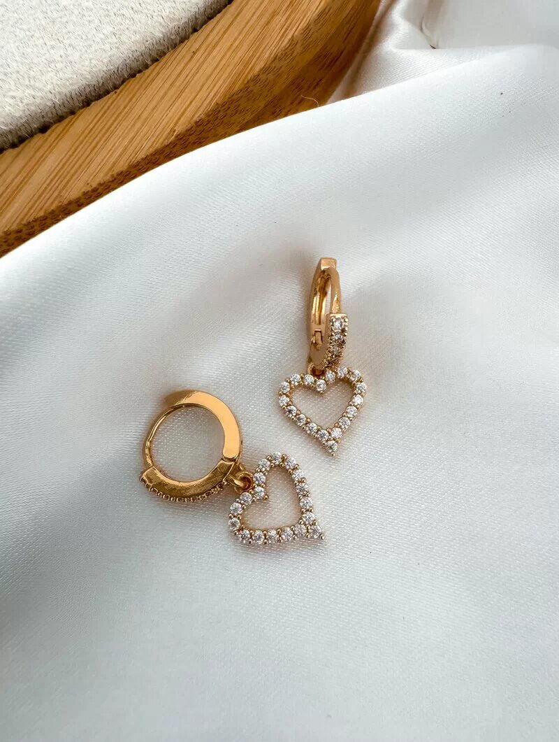 Brinco Folheado a Ouro 18k e Prata Argolinha Cravejada com Coração