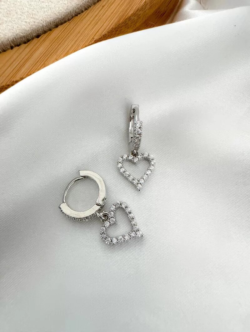 Brinco Folheado a Ouro 18k e Prata Argolinha Cravejada com Coração