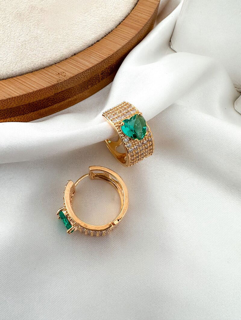 Brinco Folheado a Ouro 18k e Prata Argolinha Cravejada com Coração de Zircônia