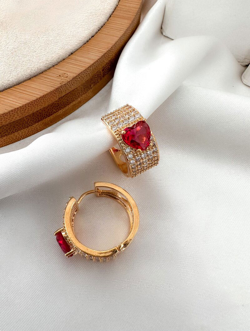 Brinco Folheado a Ouro 18k e Prata Argolinha Cravejada com Coração de Zircônia