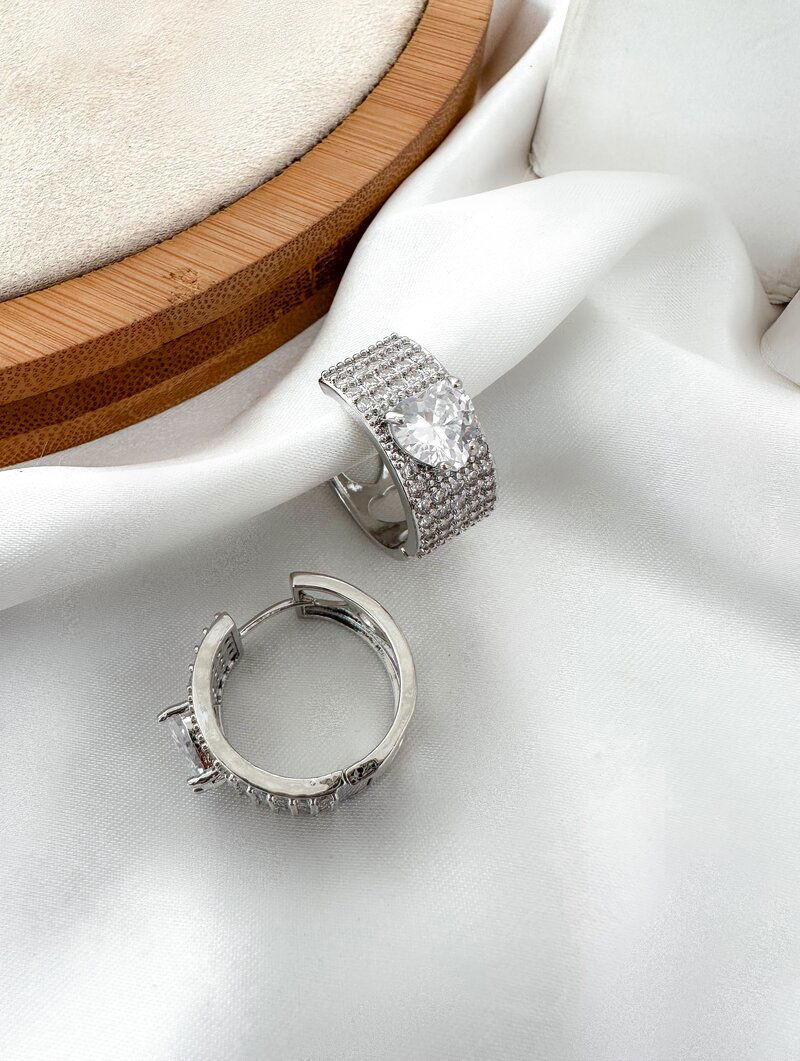 Brinco Folheado a Ouro 18k e Prata Argolinha Cravejada com Coração de Zircônia
