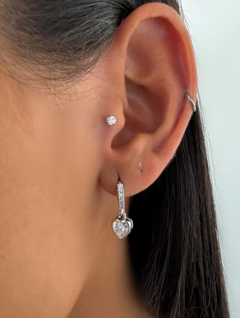 Brinco Folheado a Ouro 18k e Prata Argolinha Cravejada com Coração de Zircônia