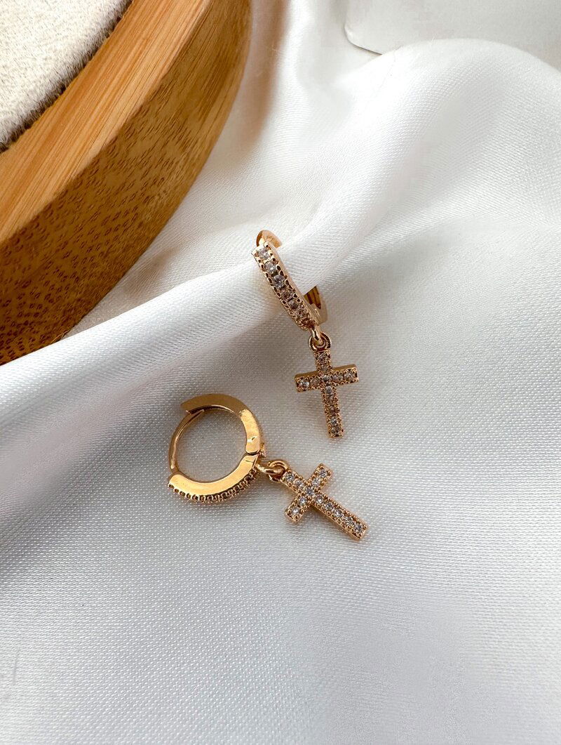 Brinco Folheado a Ouro 18k e Prata Argolinha Cravejada com Crucifixo