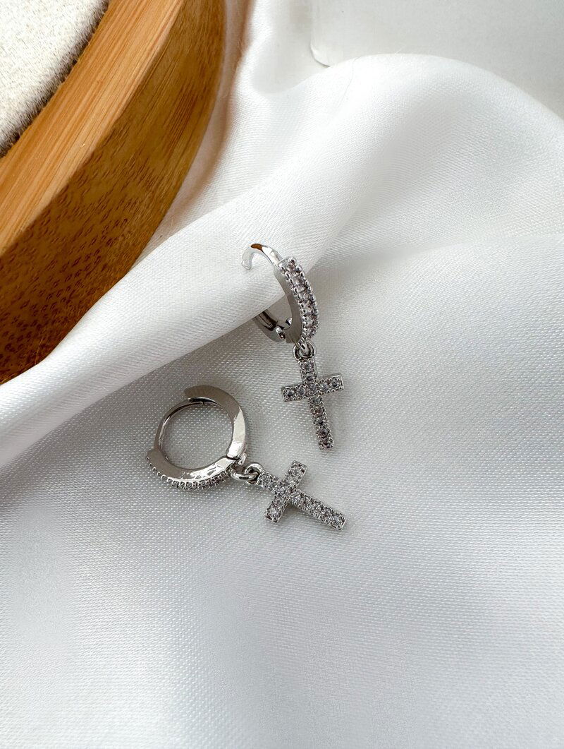 Brinco Folheado a Ouro 18k e Prata Argolinha Cravejada com Crucifixo