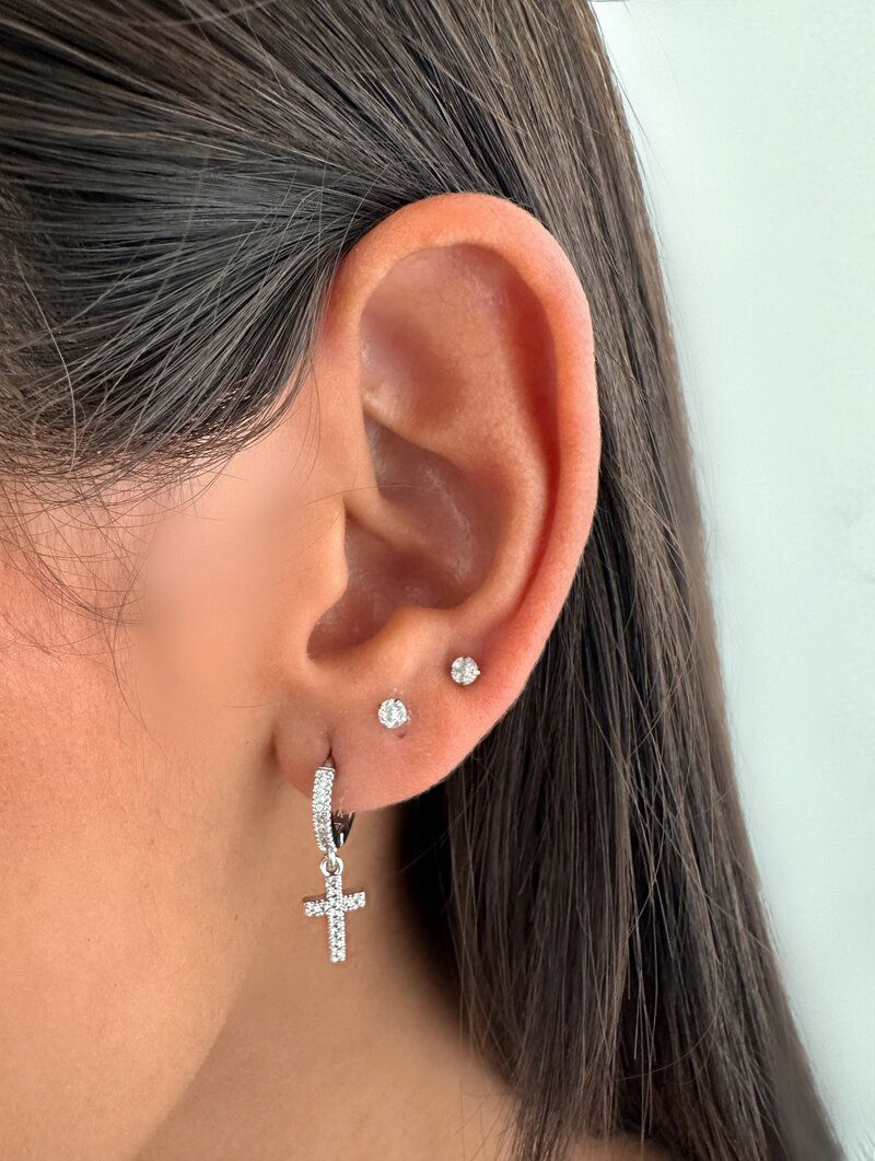 Brinco Folheado a Ouro 18k e Prata Argolinha Cravejada com Crucifixo