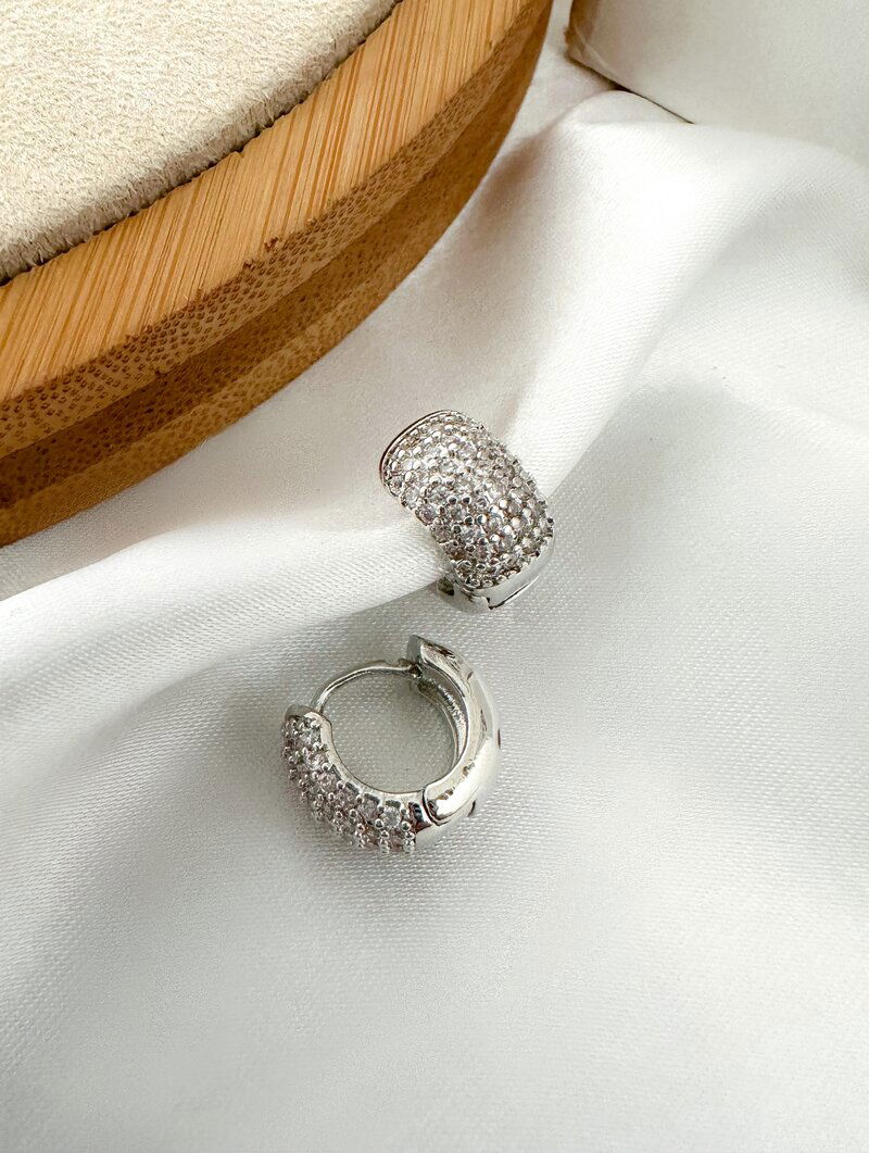 brinco folheado a ouro 18k e prata argolinha cravejada com fecho