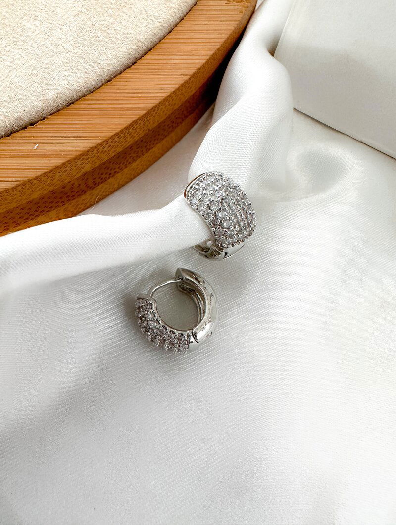 Brinco Folheado a Ouro 18k e Prata Argolinha Cravejada Com Fecho