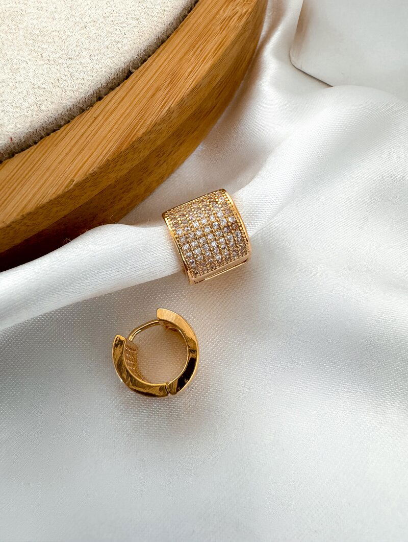 Brinco Folheado a Ouro 18k e Prata Argolinha Cravejada com Fecho Click